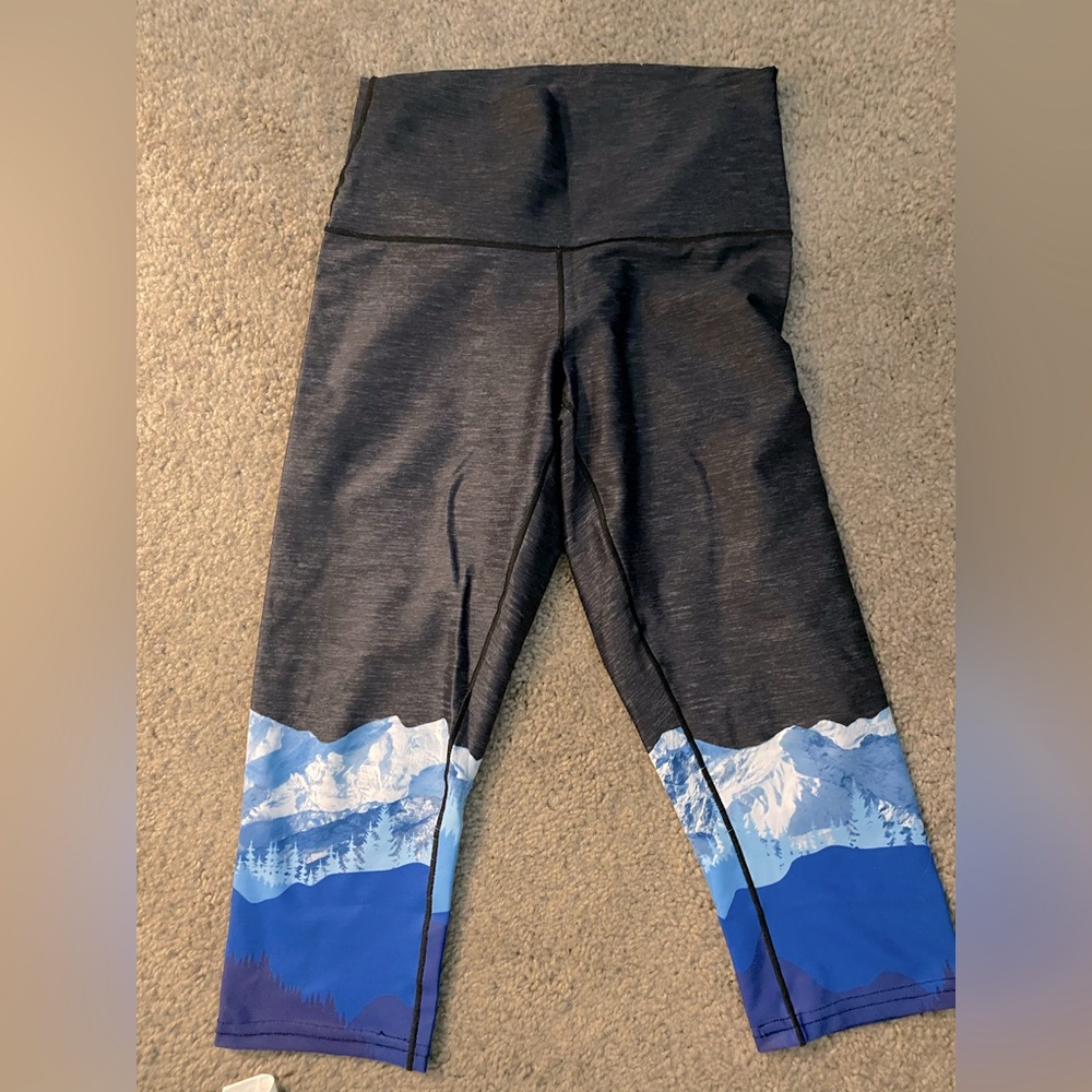 COLORADO THREADS YOGA CROP LEGGINGS - SIZE M